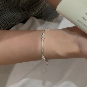 Bracelet à perles minimaliste en argent sterling S925 avec breloque cœur au poignet