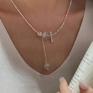 Collier à franges en argent S925 minimaliste avec perle translucide et gland géométrique