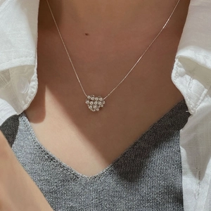 Collier minimaliste en argent sterling S925 avec pendentif en cœur porté par un modèle