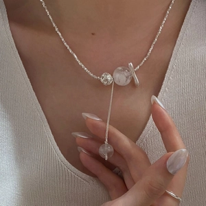 Détail du collier en Y en argent sterling S925 avec perles de cristal sur un mannequin