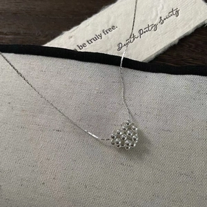 Gros plan détaillé du pendentif cœur perlé en argent sterling S925 avec chaîne à maillons