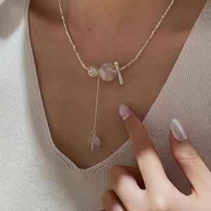 Détail du collier en argent sterling S925 avec perles claires et pendentif en forme de Y