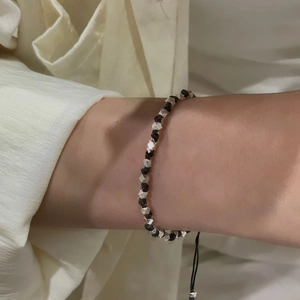 Bracelet minimaliste en corde noire tressée d'argent S925 avec perles géométriques