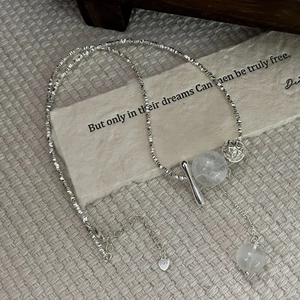 Détail du collier S925 en argent sterling avec perles givrées et pendentif en forme de Y