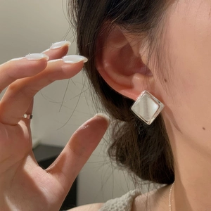 Minimalistische S925 Sterling Silber geometrische Rauten-Ohrstecker mit gebürstetem Finish
