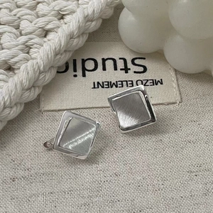 Makroaufnahme minimalistischer S925 Sterling Silber Quadrat-Ohrstecker mit gebürstetem Metall