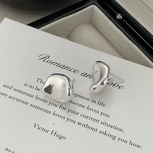 Minimalist S925 sterling silver irregular stud earrings with polished fluid metal surface