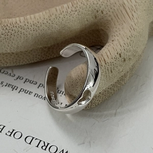 Gros plan du poinçon argent massif S925 sur l'anneau intérieur de la bague coeur