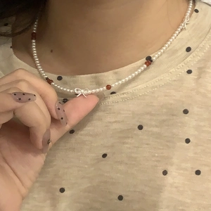 Collier noeud en argent S925 avec perles blanches et perles d'accent rouges