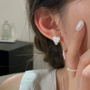 S925 sterling silver heart studs and wavy ring set with brushed metal finish on model