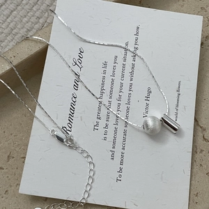 Détail du collier en argent S925 avec pendentif perle brossée et fermoir mousqueton