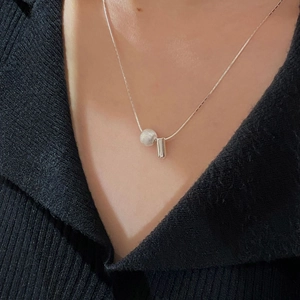 Détail du collier en argent sterling S925 avec boule brossée et pendentif cylindrique