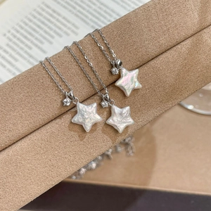 Détail du collier étoile en nacre et chaîne en argent S925 avec zirconium étincelant