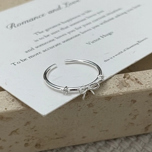 Bague nœud élégante en argent sterling 925 avec zircon sur fond artistique blanc