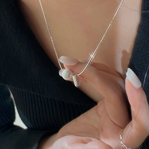 Ensemble collier en argent S925 avec pendentif boule mate et bague torsadée sur mannequin