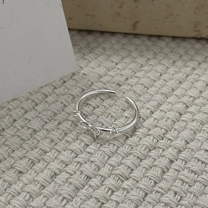 Vue détaillée du nœud en argent sterling 925 avec des pierres de zircon brillantes