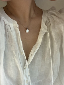 Détail du collier en argent S925 avec perle naturelle en forme d'étoile sur un mannequin