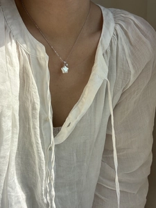 Gros plan du collier étoile en argent S925 avec perle baroque et zircon sur modèle