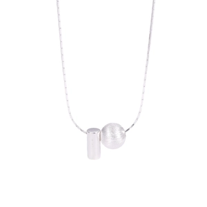 Collier minimaliste en argent S925 avec pendentif sphère brossée et cylindre sur chaîne