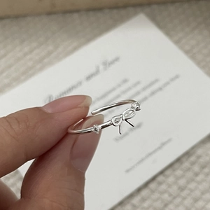 Détail d'une bague nœud en argent sterling S925 avec zircons cubiques scintillants