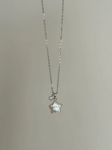 Détail du collier étoile en argent S925 avec perle en forme d'étoile et pendentif zircon