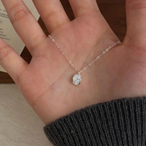 Detailed view of an S925 sterling silver chain featuring an oval zircon gemstone pendant