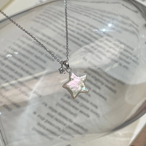 Détail macro du collier en argent S925 avec pendentif étoile nacrée et oxyde de zirconium