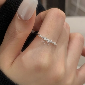 Gros plan détaillé d'une bague nœud en argent 925 avec petits zircons sur le doigt