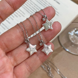Détail du collier en argent S925 avec pendentif étoile en perle baroque et petit zircon