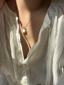 Détail du collier étoile en argent S925 avec nacre blanche et petit cristal brillant