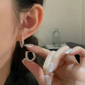 Minimalist S925 sterling silver irregular geometric hoop earrings with polished finish
