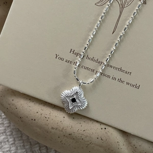 S925 sterling silver four-leaf clover necklace with black stone and sunburst texture