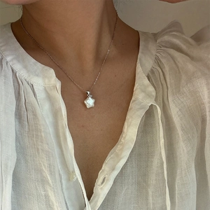 Élégant collier en argent sterling S925 avec un pendentif en perle naturelle en étoile