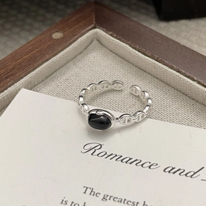 Close-up of S925 silver pig-nose ring featuring a black agate oval gemstone on tray
