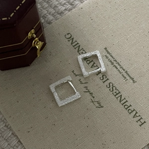 Orecchini a cerchio quadrati minimalisti in argento S925 con finitura scintillante