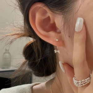 S925 sterling silver bow earrings and woven ring set worn by model in high-quality detail