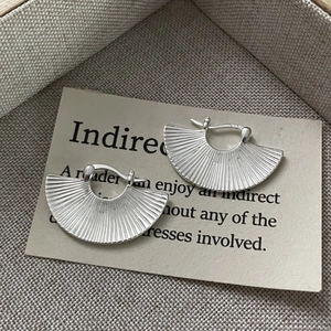 Detailed view of S925 sterling silver fan-shaped hoop earrings with radial texture lines