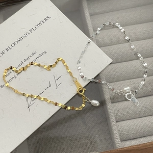 Gros plan du bracelet à paillettes en argent S925 avec perle d'eau douce et fermoir à ressort