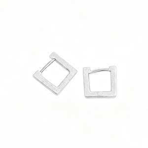 Eleganti orecchini a cerchio quadrati in argento S925 con finitura opaca spazzolata su bianco