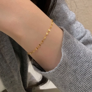 Élégant bracelet en argent S925 doré avec breloques feuilles et perles d'eau douce sur modèle