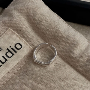 Detailed close-up of S925 sterling silver knotted ring with unique lava texture
