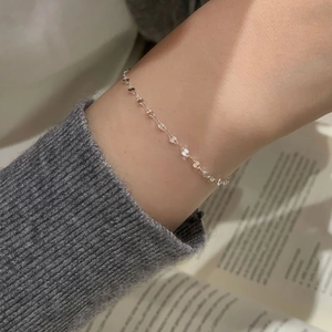 Vue macro du bracelet à paillettes en argent S925 avec une brillance métallique éclatante
