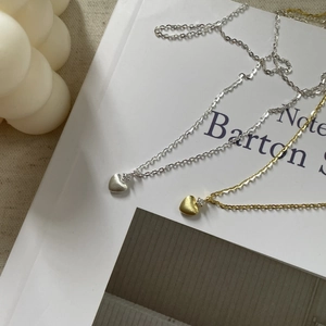 Elegante collana a cuore in argento S925 con finitura opaca e dettaglio in zircone