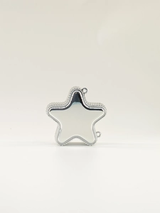 Detalle de un colgante reflectante en forma de estrella plateada con acabado cromado pulido