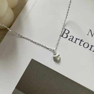 Dettaglio della collana a cuore in argento S925 con finitura spazzolata opaca e piccolo zircone