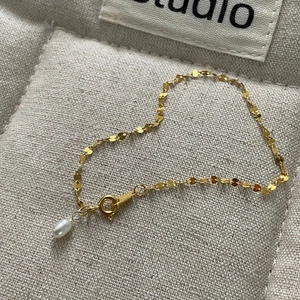 Détail de la chaîne à maillons cœur en argent S925 avec pendentif perle d'eau douce
