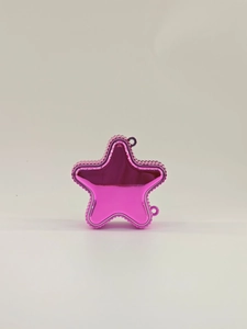 Detalle del bolso estrella rosa en acrílico con acabado metálico de alto brillo