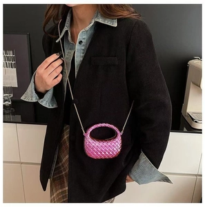 Sac à main tissé fuchsia minimaliste avec bandoulière chaîne dorée et fini métallisé