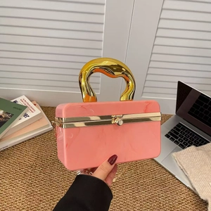 Bolso de fiesta en acrílico mármol rosa con asa metálica dorada y cadena fina