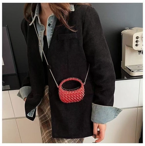Mini sac à main tissé rouge avec poignée ronde en métal et bandoulière pour femmes